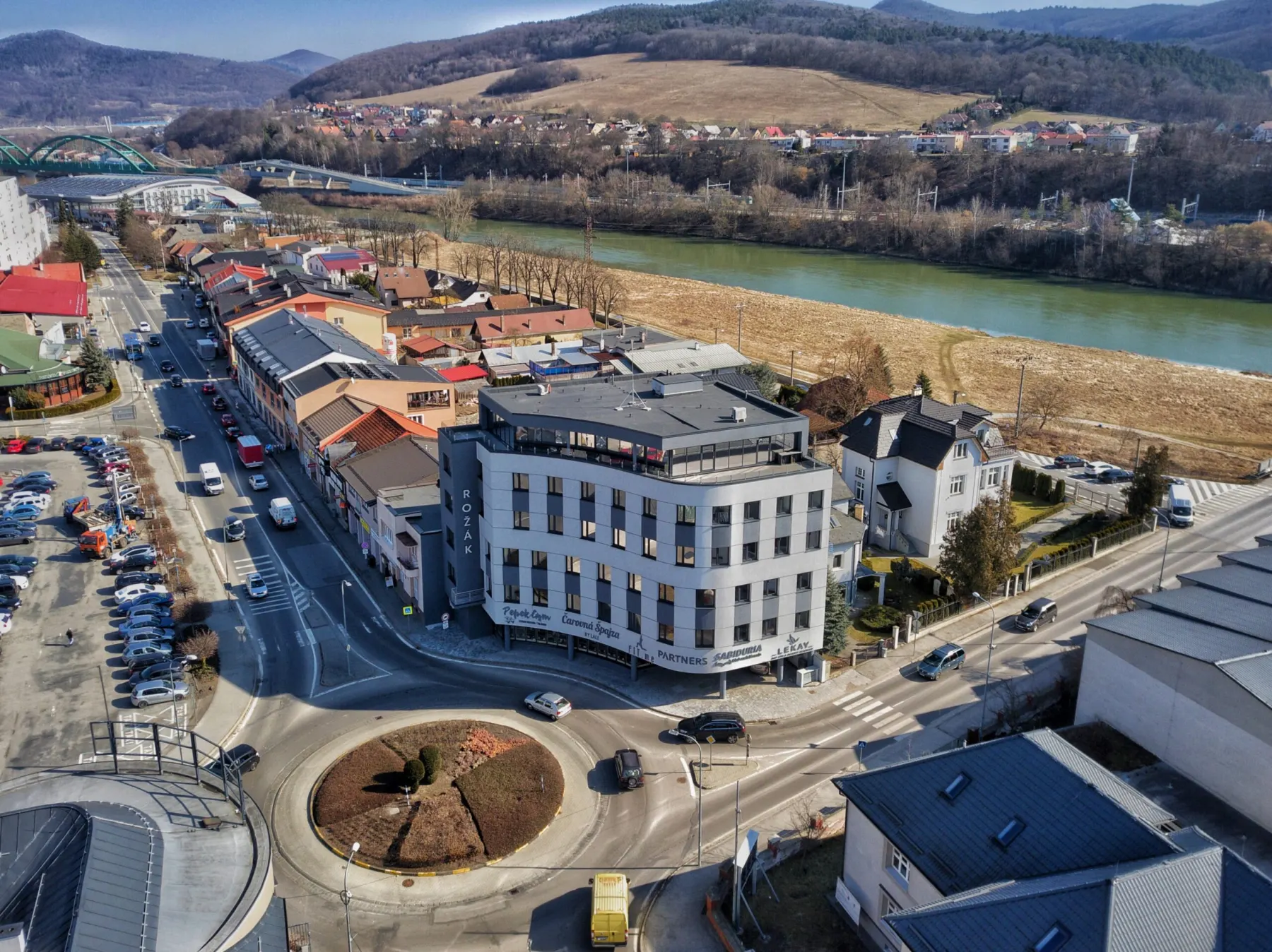 Budova pri kruhovom objazde, pohľad na mesto a rieku