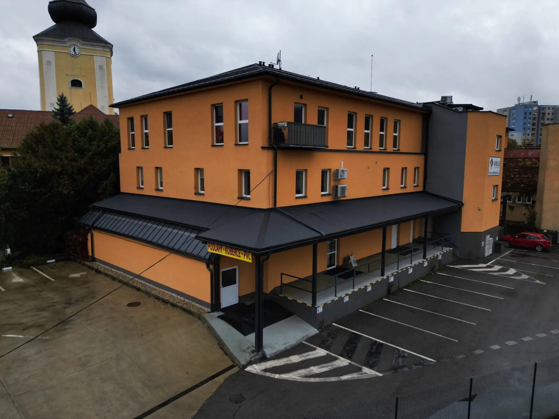 Kancelárska budova s parkoviskom